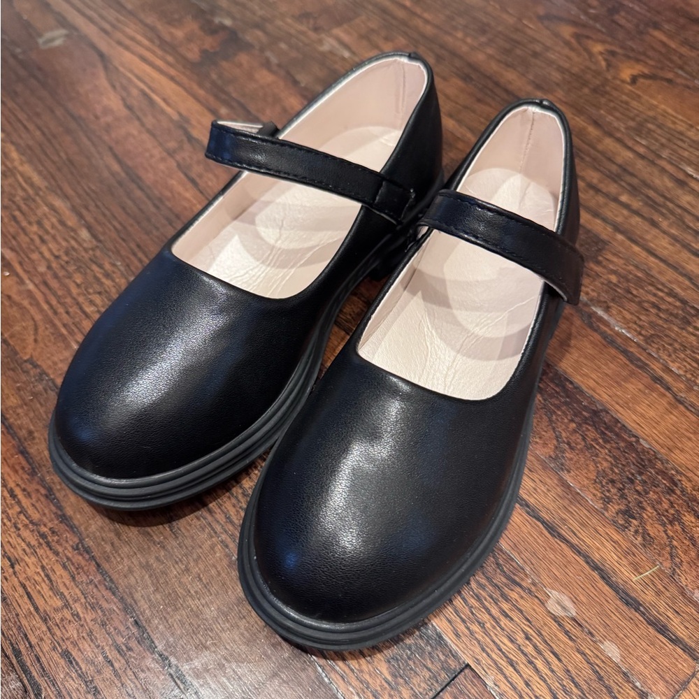 Girls Velcro dress shoes 
Black 
Size 35 eur